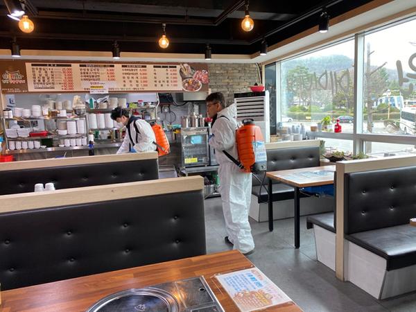 코로나19 극복 &lsquo;안심음식점&rsquo; 만들기 숨은 일꾼! 코로나19 극복 ‘안심음식점’ 만들기 숨은 일꾼! (환경위생과) (2).jpeg