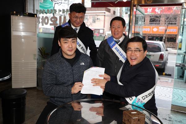 허성무 창원시장, 상품권 가맹점 &lsquo;모집활동원&rsquo; 으로 지역상인 방문 허성무 창원시장, 상품권 가맹점 ‘모집활동원’ 으로 지역상인 방문 (경제살리기과) (1).jpeg