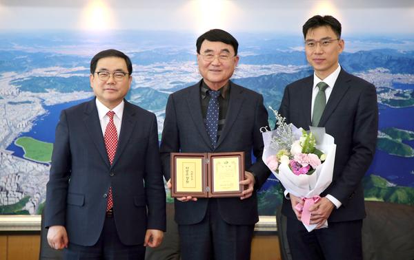 창원시, &lsquo;한국형 기부자 맞춤기금 경남1호&rsquo;에 감사패 전달창원시, ‘한국형 기부자 맞춤기금 경남1호’에 감사패 전달 (사회복지과).jpg