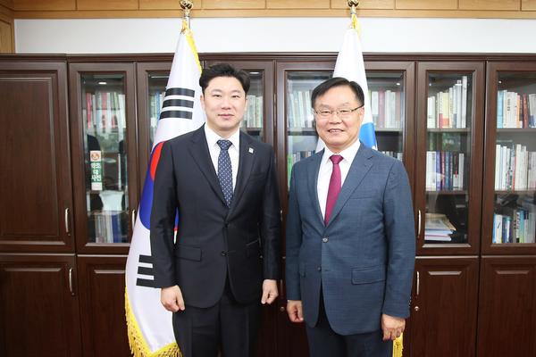 홍남표 창원특례시장, ‘사격의 神’ 진종오 선수와 환담 가져홍남표 창원특례시장, ‘사격의 神’ 진종오 선수와 환담 가져 (1).jpg