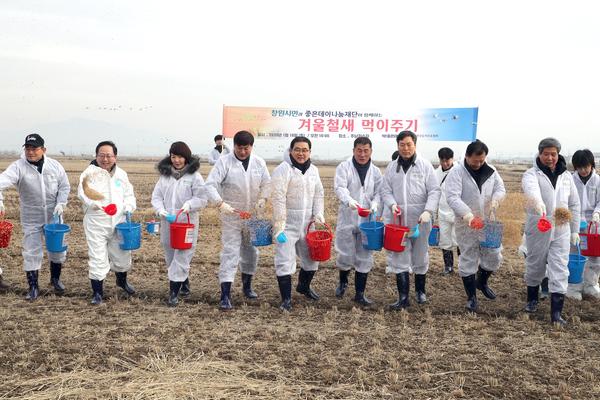허성무 창원시장, 주남 재두루미 먹이주기 행사 참석허성무 창원시장, 주남 재두루미 먹이주기 행사 참석(주남저수지사업소) (1).jpg