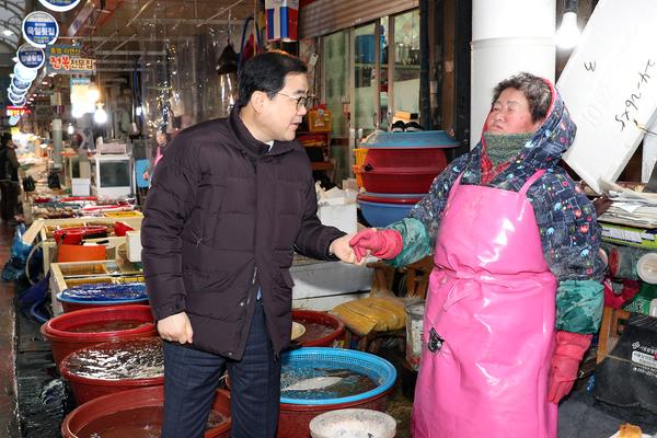 허성무 시장, 예년과 달리 경찰&middot;기업&middot;상인 등 &lsquo;민생 광폭 행보&rsquo; 허성무 시장, 예년과 달리 경찰·기업·상인 등 ‘민생 광폭 행보’ (마산어시장 방문) (2).jpg