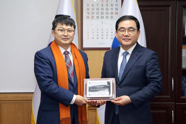 허성무 시장, 유니세프 경남후원회 명예회원 됐다허성무 시장, 유니세프 경남후원회 명예회원 됐다 (보육청소년과) (2).jpg