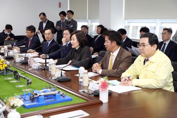 허성무 시장, 박영선 장관에게 &lsquo;제조AI 사업&rsquo;등 지원 건의 허성무 시장, 박영선 장관에게 ‘제조AI 사업’등 지원 건의 (3).jpg