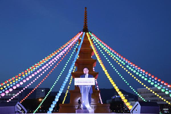 홍남표 창원특례시장이 부처님오신날 맞아 봉축탑 점등식에 참석해 축사를 하고 있다.