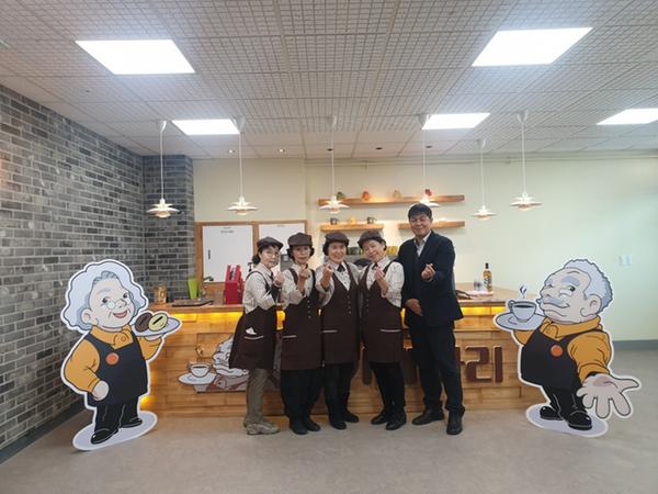창원시 실버카페 &lsquo;아리 내서농산물도매시장점&rsquo; 개소 창원시 실버카페 ‘아리 내서농산물도매시장점’ 개소 (1).jpeg