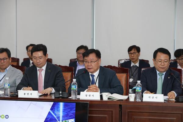 홍남표 창원특례시장이 국가산단 2.0 개발사업에 강력한 추진 의지를 밝히며 건의사항을 보고하고 있다.