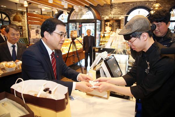 허성무 시장, (종이)창원사랑상품권 결제 시연 펼쳐허성무 시장, (종이)창원사랑상품권 결제 시연 펼쳐 (경제살리기과) (1).jpg