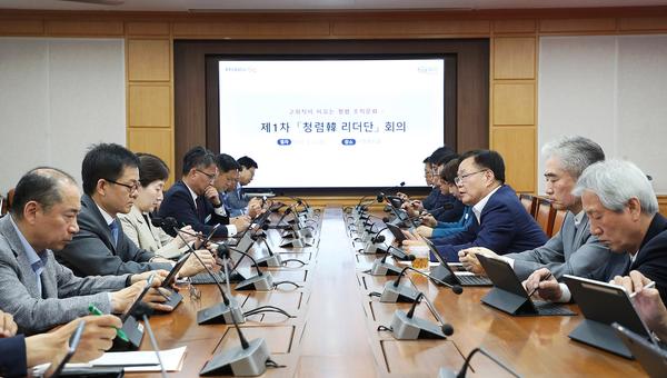 홍남표 창원특례시장이 ‘청렴韓 리더단’ 회의를 주재하고 있다.