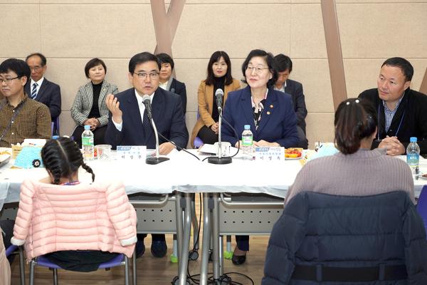 창원시, 다문화가족 즐거운 도서관 나들이(성산도서관)창원시, 다문화가족 즐거운 도서관 나들이(성산도서관) (1).jpg
