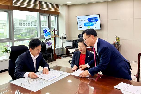 홍남표 창원특례시장이 원희룡 국토부장관에 '창원권 개발제한구역 전면해제'를 건의하고 있다.