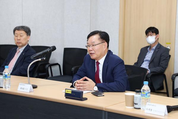 홍남표 창원특례시장이 한국NSK(주)를 방문해 애로사항 청취와 해결방안을 논의하고 있다.