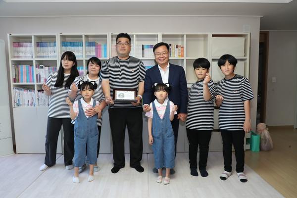 홍남표 창원특례시장, 6남매 키우는 다자녀 가정 방문홍남표 창원특례시장, 6남매 키우는 다자녀 가정 방문 (여성가족과) (1).jpg