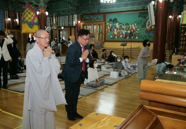 홍남표 창원특례시장, 부처님오신날 맞아 지역 사찰을 방문했다.