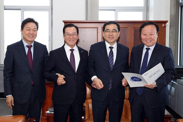 허성무 창원시장, 한국지엠 자동차산업 위기 극복 강력 건의 (왼쪽부터 박완수 사무총장, 이종배 간사, 허성무시장, 김재원위원장).허성무 창원시장, 한국지엠 자동차산업 위기 극복 강력 건의 (왼쪽부터 박완수 사무총장, 이종배 간사, 허성무시장, 김재원위원장).jpg