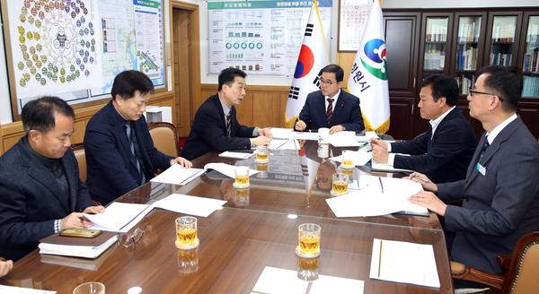 허성무 시장, 워털루대 권혁주 교수와 &lsquo;AI 산업접목&rsquo; 논의 허성무 시장, 워털루대 권혁주 교수와 ‘AI 산업접목’ 논의 (산업혁신과).jpg