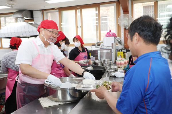 홍남표 창원특례시장이 어르신께 급식봉사를 하고 있다.