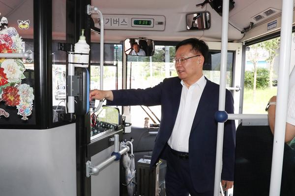 홍남표 창원특례시장이 시내버스 노선 개편 첫날 현장점검에 나섰다.