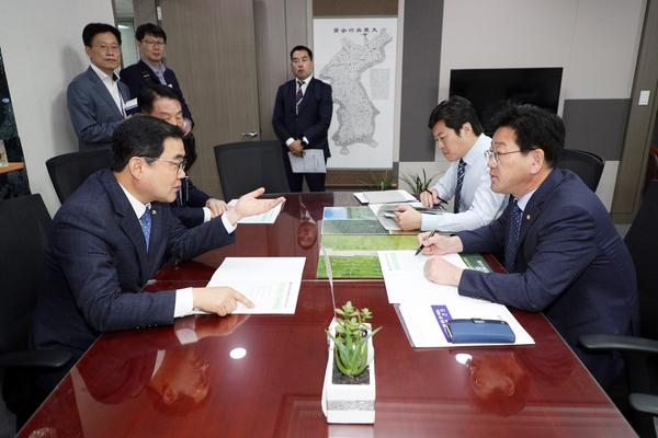 허성무 창원시장, 2020년 국비확보 끝까지 간다 (김정호 국회의원 면담) 허성무 창원시장, 2020년 국비확보 끝까지 간다 (김정호 국회의원 면담) (1).jpg