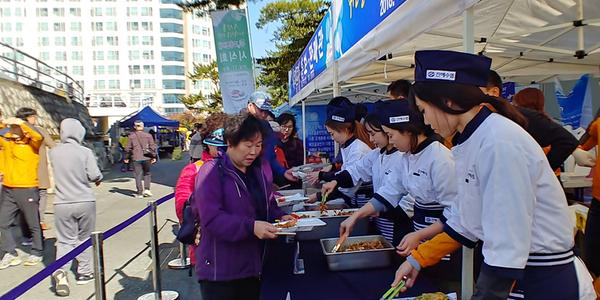 창원시, 진해마라톤 대회 수산물 시식행사 개최 창원시, 진해마라톤 대회 수산물 시식행사 개최 (수산과).jpg