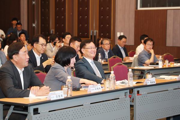 홍남표 창원특례시장이 도심항공교통 산업육성 전문가 세미나에 참석했다.
