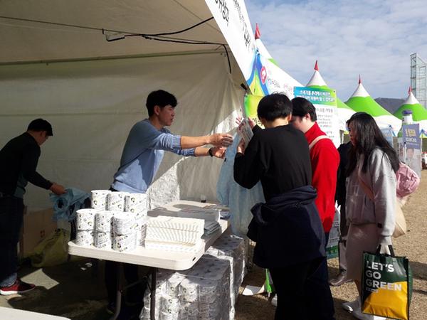 창원음식문화축제, 친환경 축제로 시민 호평 이어져 창원음식문화축제, 친환경 축제로 시민 호평 이어져 (재생화장지 배부).jpg
