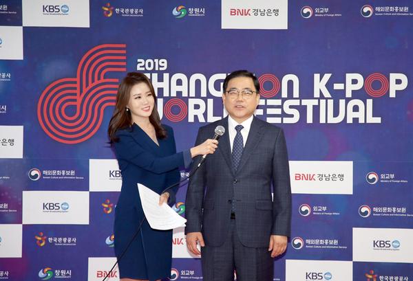 &lsquo;2019 창원K-POP 월드페스티벌&rsquo;화려한 서막을 올리다‘2019 창원K-POP 월드페스티벌’화려한 서막을 올리다(문화예술과) (1).jpg
