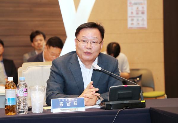 홍남표 창원특례시장이 특례시시장협의회 정기회의 안건에 대해 논의를 하고 있다.