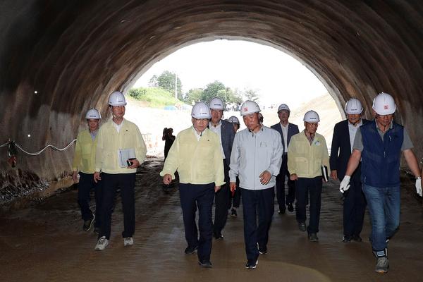 창원시, &lsquo;제2안민터널&rsquo; 관통했다&hellip;조기개통 청신호 창원시, ‘제2안민터널’ 관통했다…조기개통 청신호 (건설도로과) (3).jpg