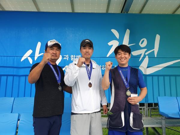 창원시, 제1회 창원시장배 전국사격대회 성황리 마쳐(이영식 송국휘 엄지원_트랩 남자 일반부 단체2위)창원시, 제1회 창원시장배 전국사격대회 성황리 마쳐(이영식 송국휘 엄지원_트랩 남자 일반부 단체2위).jpg
