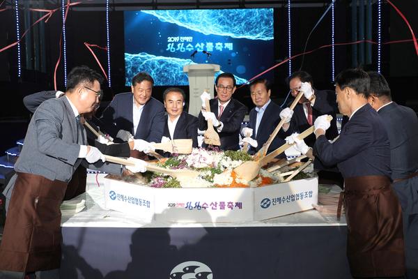 창원시, &lsquo;진해만 싱싱 수산물 축제&rsquo; 첫회부터 대성황 창원시, ‘진해만 싱싱 수산물 축제’ 첫회부터 대성황 (수산과).jpg