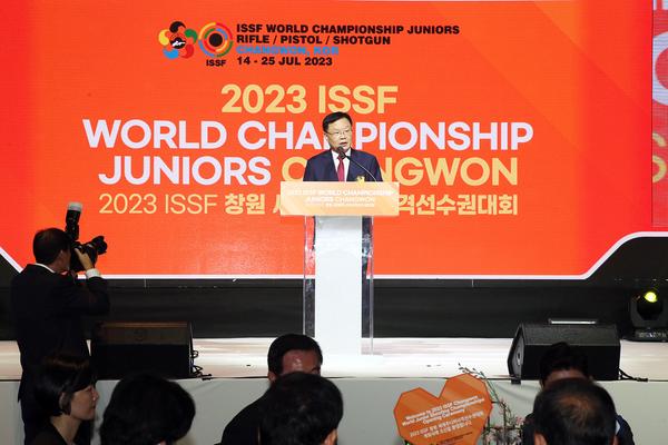 홍남표 창원특례시장이 2023 ISSF 세계주니어사격선수권대회 개막식 참석해 인사말씀을 하고 있다.