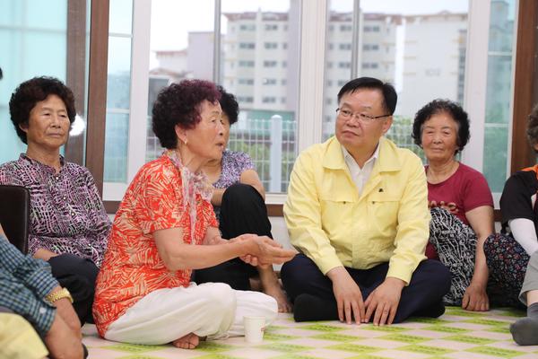 홍남표 창원특례시장, 집중호우 취약지역 현장 점검★홍남표 창원특례시장, 집중호우 취약지역 현장 점검(공보관) (1) - 주민대피 새마을경로당.jpg