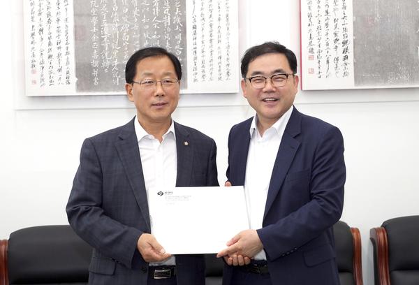 허성무 창원시장, &lsquo;희망근로 추경예산&rsquo; 국회 통과 결실(윤후덕 예결위 간사).허성무 창원시장, ‘희망근로 추경예산’ 국회 통과 결실(윤후덕 예결위 간사).jpg