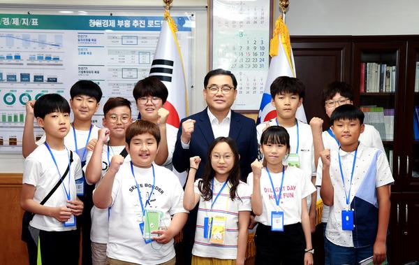 어린이 기자들 돌발 질문에 허성무 시장 &lsquo;깜짝&rsquo; 어린이 기자들 돌발 질문에 허성무 시장 ‘깜짝’ (1).jpg