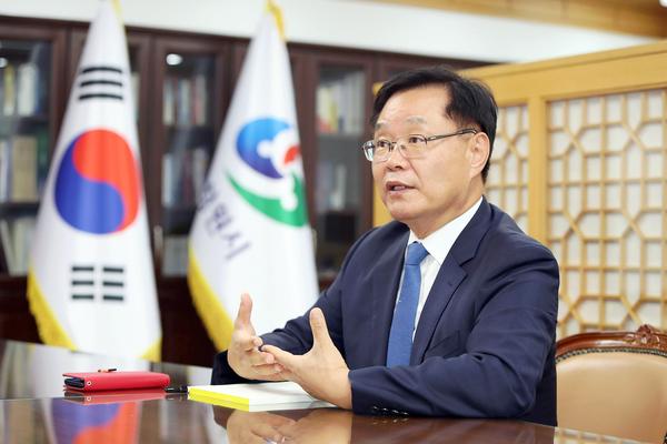 홍남표 창원특례시장 “생활폐기물 수거 주간 전환해 노동자 처우개선 할 것”★홍남표 창원특례시장 “생활폐기물 수거 주간 전환， 노동자 처우개선 할 것”(자원순환과).jpg