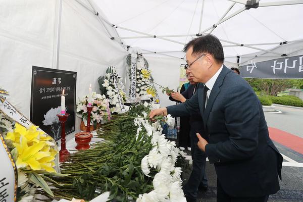 홍남표 창원특례시장, 서이초 교사 추모★홍남표 창원특례시장, 서이초 교사 추모(공보관) (1).jpg