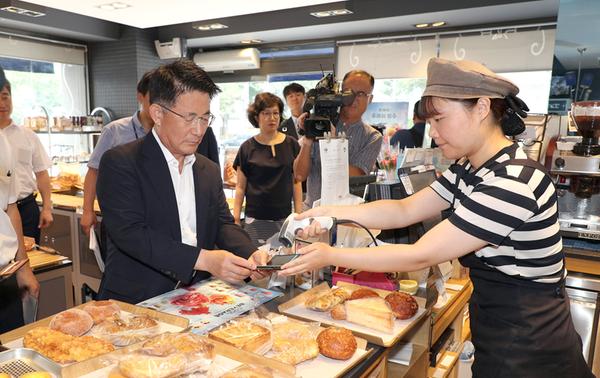 창원시, 창원사랑상품권 활성화 &lsquo;릴레이 챌린지&rsquo; 돌입 창원시, 창원사랑상품권 활성화 ‘릴레이 챌린지’ 돌입 (경제살리기과) (4).jpg