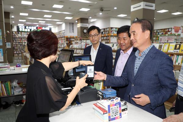 이현규 제2부시장, 창원사랑상품권 릴레이 챌린지 참가 이현규 제2부시장, 창원사랑상품권 릴레이 챌린지 참가 (문화예술과) (2).jpg
