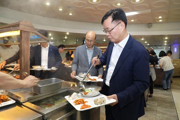 홍남표 창원특례시장이 수산물 소비 촉진 행사(수산물을 이용한 식단)에 참가해 식사를 하고 있다.