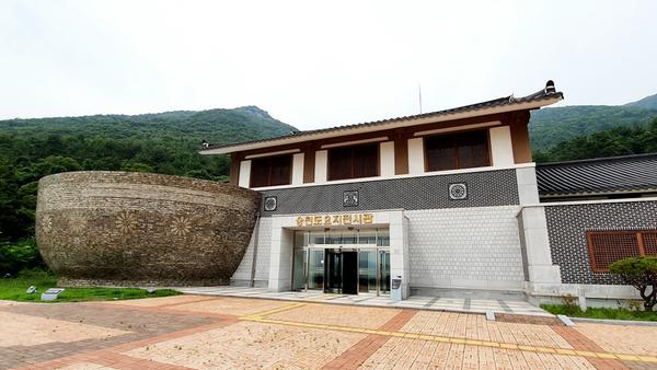 세월의 흐름에 대처하는 웅동1동의 자세, 온고지신(웅천도요지 전시관).1.세월의 흐름에 대처하는 웅동1동의 자세, 온고지신(웅천도요지 전시관).jpg