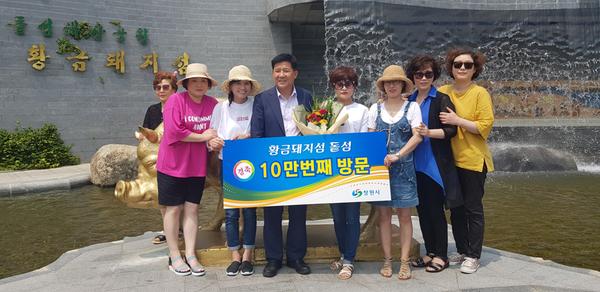 창원시, 돝섬 올해 방문객 10만 돌파 축하 행사 열려창원시, 돝섬 올해 방문객 10만 돌파 축하 행사 열려.jpg