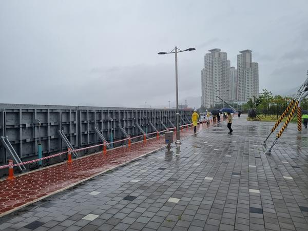 마산합포구, 마산구항지구 기립식 방조벽 가동!마산합포구, 마산구항지구 기립식 방조벽 가동!(마산합포구 안전건설과) (1).jpg