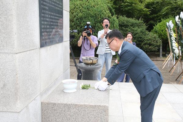 홍남표 창원특례시장이 진동리지구 전투 전승 73주년 기념식에 참석해 헌화를 하고 있다.