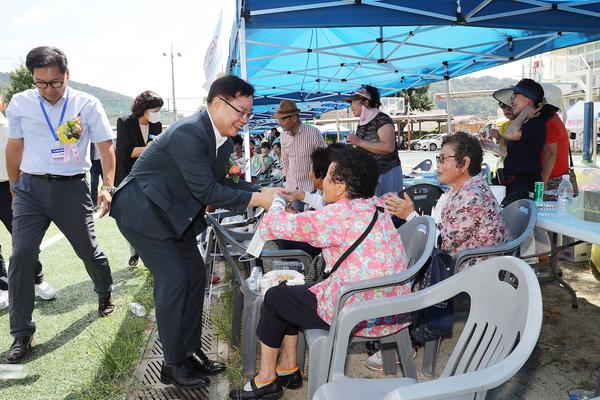 홍남표 창원특례시장이 8.15 광복기념 제76회 웅천체육대회에 참석해 시민들과 인사를 나누고 있다.