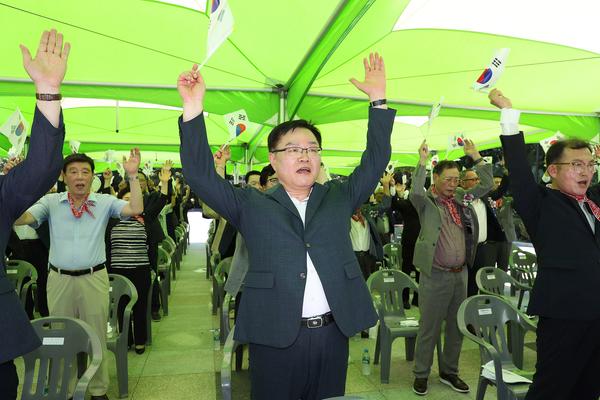 홍남표 창원특례시장이 제78주년 광복절 기념 창원대종 타종행사에 참석해 만세삼창을 하고 있다.