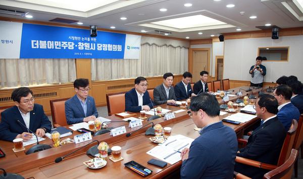 창원시-더불어민주당 창원시 지역위, 통합창원시 10년 숙원 해결위해 맞손창원시-더불어민주당 창원시 지역위, 통합창원시 10년 숙원 해결위해 맞손(기획관) (1).jpg