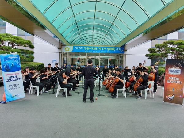 창원시, 런치타임 깜짝 장애인식개선콘서트 개최창원시, 런치타임 깜짝 장애인식개선콘서트 개최.jpg