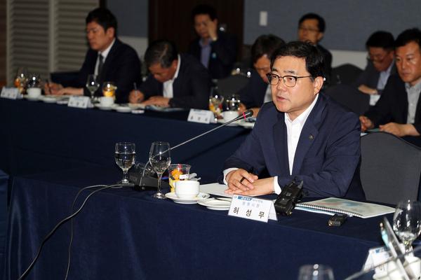 &lsquo;운동화 창원시장&rsquo; 1년간 전국 4만km 강행&hellip;결과는 ‘운동화 창원시장’ 1년간 전국 4만km 강행…결과는 (7).jpg