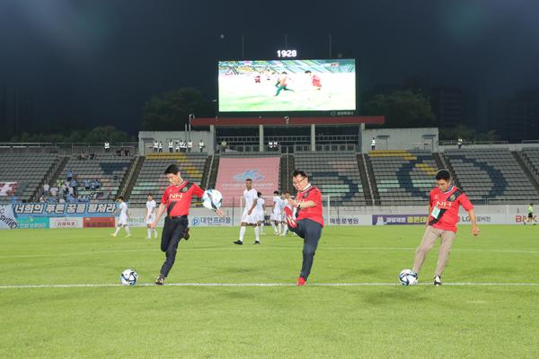 홍남표 창원특례시장이 경남FC 홈경기 승리를 기원하는 시축을 하고 있다.